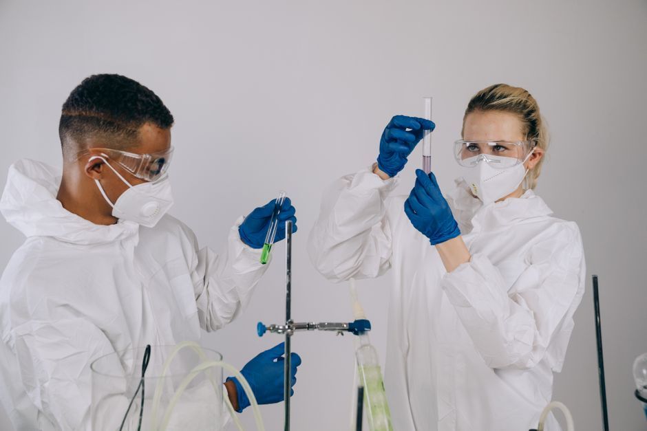Chuyên gia kiểm nghiệm mẫu tại phòng lab chuyên nghiệp của dịch vụ gia công mỹ phẩm.
