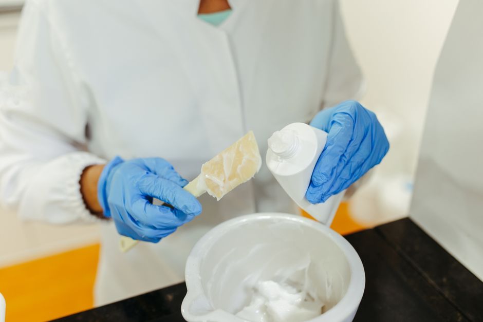 Chuyên gia nghiên cứu R&D phát triển công thức mới trong dịch vụ gia công mỹ phẩm
