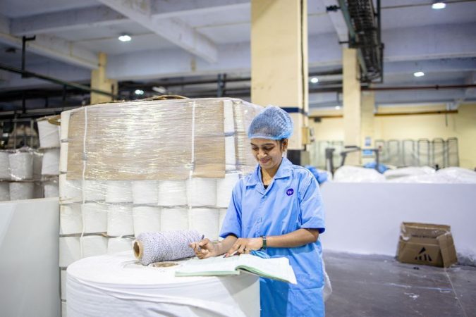 Dịch Vụ Gia Công Mỹ Phẩm: Hỗ Trợ Gì Sau Bàn Giao Hàng Cho Chủ Thương Hiệu?