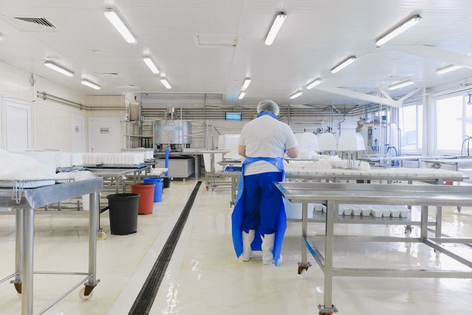 Nhà máy sản xuất hiện đại đạt chuẩn cGMP cung cấp dịch vụ gia công mỹ phẩm trọn gói chất lượng cao.