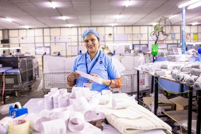 Nhận Lô Mỹ Phẩm Đầu Tiên: Quy Trình Kiểm Tra Chuẩn Xác Trước Khi Ký Bàn Giao